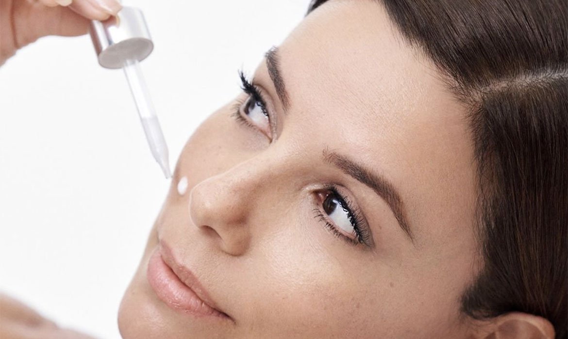 ¿Otro ingrediente que no puede faltar en tu rutina facial diaria con 30 años? El retinol. Dáselo a tu piel con el Sérum Noche Retinol Puro de la gama Revitalift Laser de L’Oréal Paris.